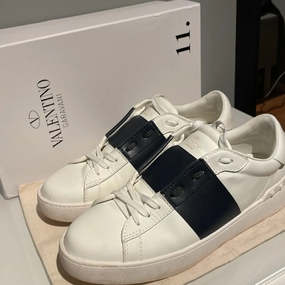 Hej! Säljer dessa navy blue valentino open skorna i storlek 44. Jätte fint skick, använda cirka 5 gånger. Tillkommer box och skopåse.. Skor.