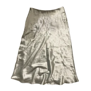 midi satinkjol - säljer denna asnygga pastellgröna satinkjolen. den är bra skick och har använts sparsamt. perfekt till sommaren. om du har frågor så är det bara att kontakta mig!