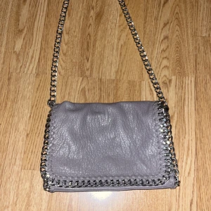 Väska - Säljer min beige/bruna tiamo väska med silver detaljer, knappt använd och väldigt bra skick!! 