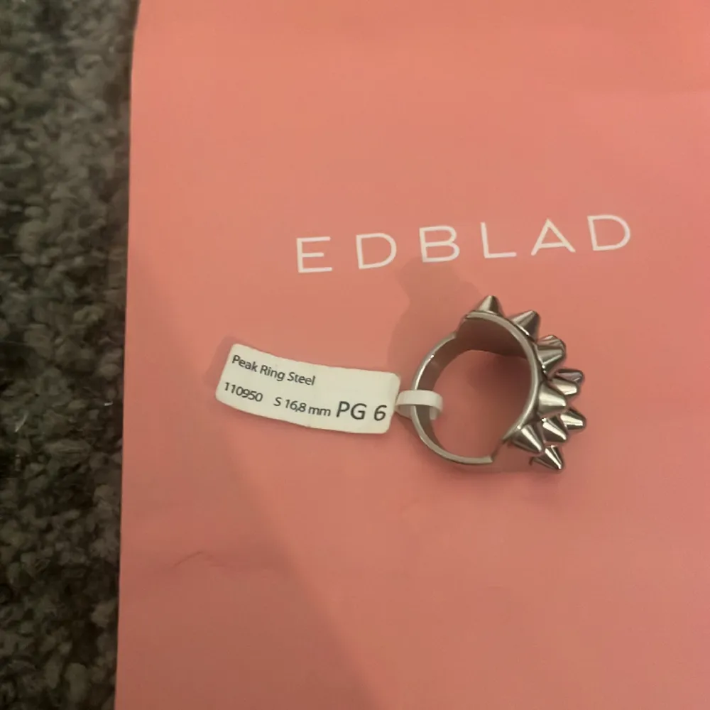 En silvrig Edblad ring i storlek s (16.8mm) fick den i julklapp men den är förliten för mig så endas testad på!. Accessoarer.