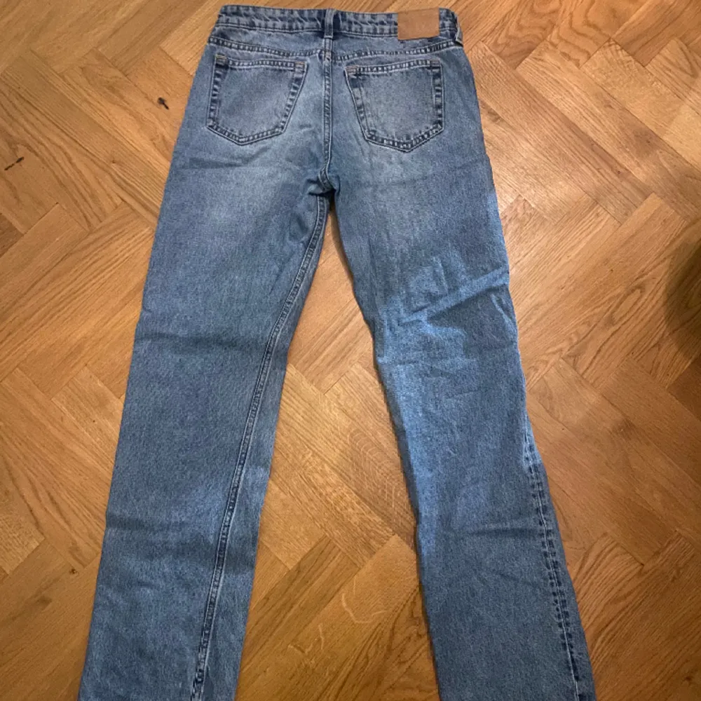 Säljer mina weekday jeans i modellen low waist straight arrow💘 säljer dem pga att dem blivit för små:( inga defekter🙏midjemått-37cm innerbenslängd-80cm . Jeans & Byxor.