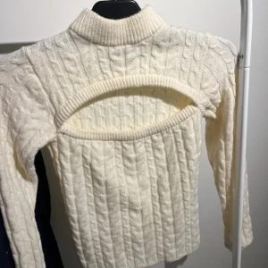 Tröja  - Jättefin tröja som sitter jättefint. Den är lite för stor för mig och därför säljer jag denna vidare. Skriv vid frågor ❤️