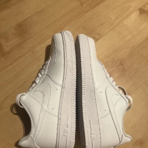 Nike air force 1 - Vita air forces. Skick 9/10 använda ett fåtal gånger. Storlek 44 1/2