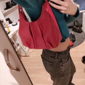 Rosa väska  - Superfin rosa handväska från Rizzo. I princip oanvänd och i nyskick❤️ skriv för frågor/ bilder 