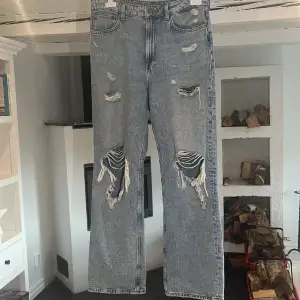 Säljer dessa håliga jeans som inte används längre❤️