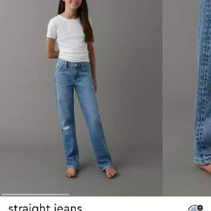säljer dessa jeans då jag inte får användning av dem, de ser helt nya ut men säljer inte förens nu då ja hittade de i min garderob. Skriv för fler bilder⭐️⭐️