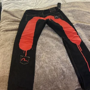 EVISU - EVISU jeans , bra skick! Storlek : 48 / M Köpt för 6000kr Bud : 1500kr Bin : 2000kr 