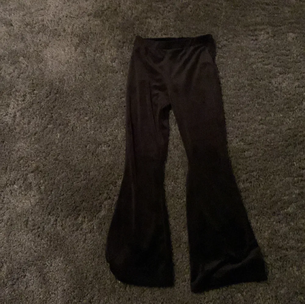 Ett par svarta samhet byxor. Dom är bra skick är nästan nya.. Jeans & Byxor.