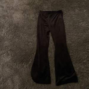Ett par svarta samhet byxor. Dom är bra skick är nästan nya.