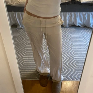 Satinpyjamasbyxor - Pyjamasbyxor i satin ifrån H&M, storlek 34