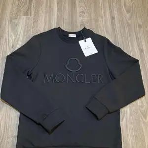 En riktigt fet Moncler Sweatshirt i färgen svart, perfekt nu inför våren och det varmare vädret. Ny pris runt 3500kr vårat pris 899kr✅ Hör gärna av er vid vilka som helst frågor🤝