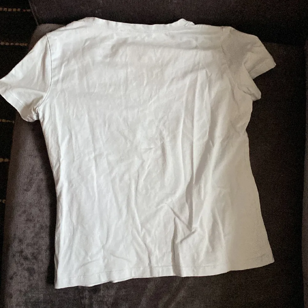 Säljer denna toppen som jag köpte secondhand men aldirg har använt, bra skick och väldigt gullig💙 står inte storlek eller märke men tror det är S/M💙+frakt. T-shirts.