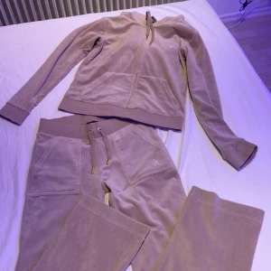 Juicy couture  - Säljer detta sett för de inte  Används längre. Koftan är i storlek S och byxorna är i storlek XS. det är även uppsytt Så att det passar ungefär 1,50-1,55 ganska  nytt köptes för ungefär 4-5  månader sedan.  Priset kan diskuteras Kontakta om ni vill k