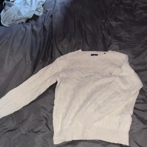 Kabel stickad gant - Vit kabel stickad gant tröja i storlek 158/164