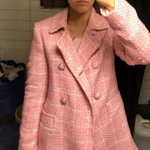 Supersöt rosa kappa i tweed från Zara! Aldrig använd, strl xs men passar även s💕