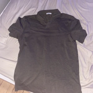 Bläck Piké  - En grön skön pläck piké. Skick 9/10 Nästan aldrig använd. Säljer den för att den är för liten för mig. Om något intresse elr funderingar hör gärna av er.