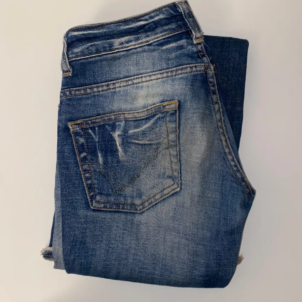 Jättesnygga low waisted jeans från Only💕💕  Midjemåttet tvärs över: 36 Innerbenslängd: 73. Jeans & Byxor.