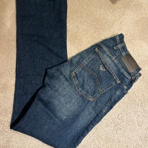 Emporio Armani jeans - Tja!! Säljer nu dessa snygga Emporio armani jeansen!! Storlek 29/32  De är helt oanvända, nypris 1800 Skriv gärna om du har frågor😁😁