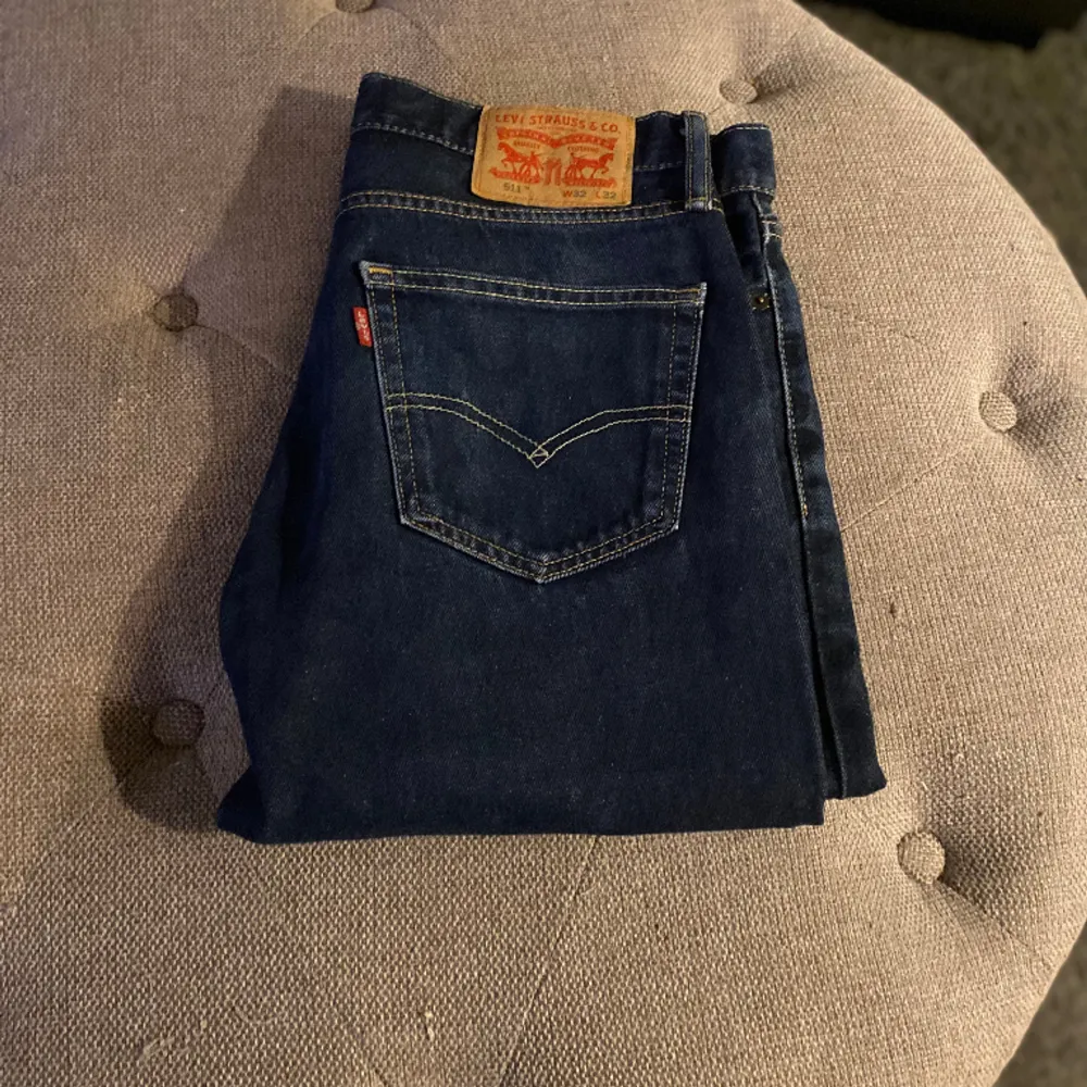 Levi’s jeans 511 i färgen blå. Storleken är 32/32 och modellen är 182 cm på bilden. Riktigt fint skick. Ny pris 1099 och nu bara för 399kr. Jeans & Byxor.