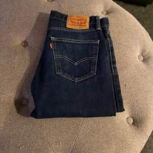 Levi’s jeans 511 i färgen blå. Storleken är 32/32 och modellen är 182 cm på bilden. Riktigt fint skick. Ny pris 1099 och nu bara för 399kr