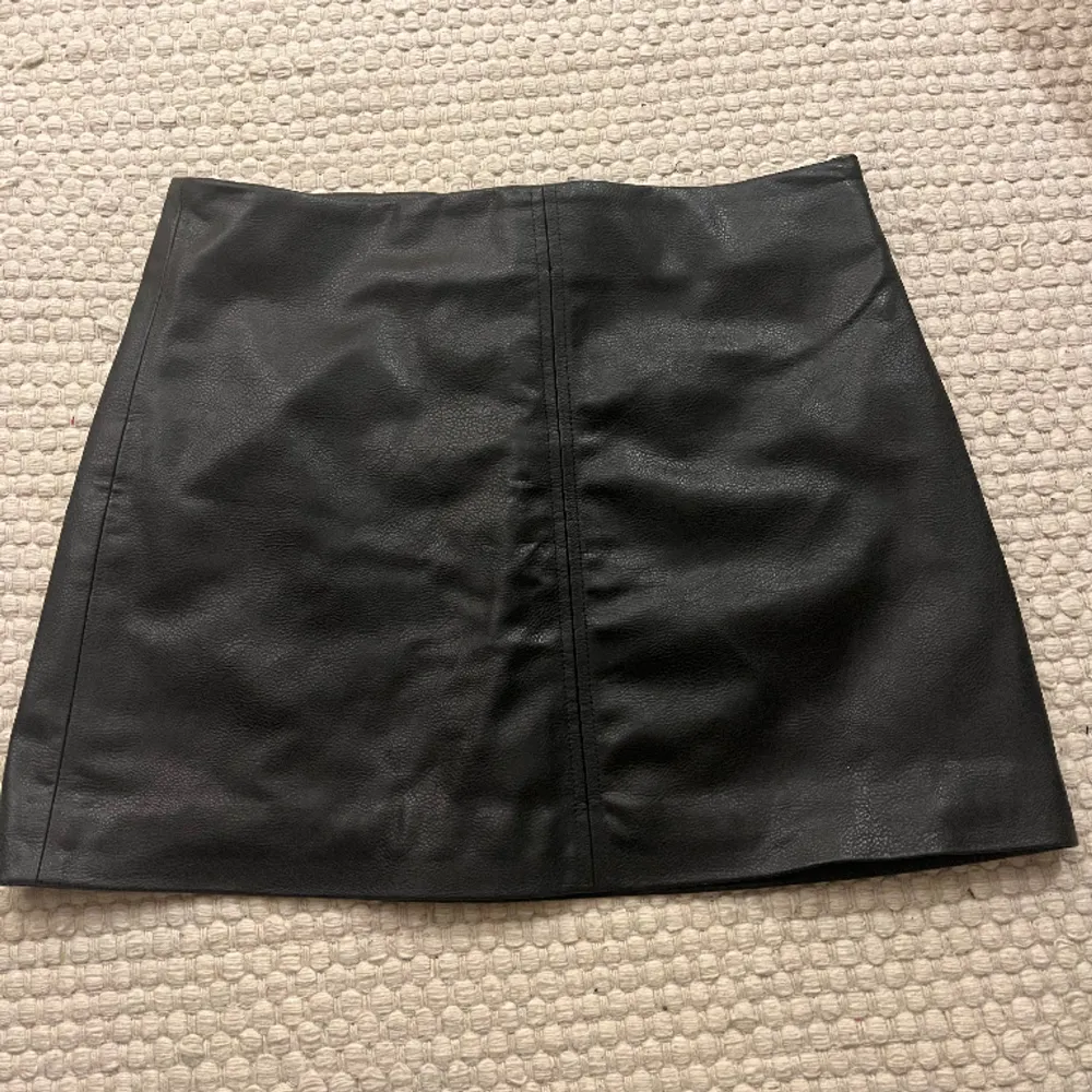Fusk skin kjol från HM. Strl 44. Längd 40 cm. Färg svart.. Kjolar.