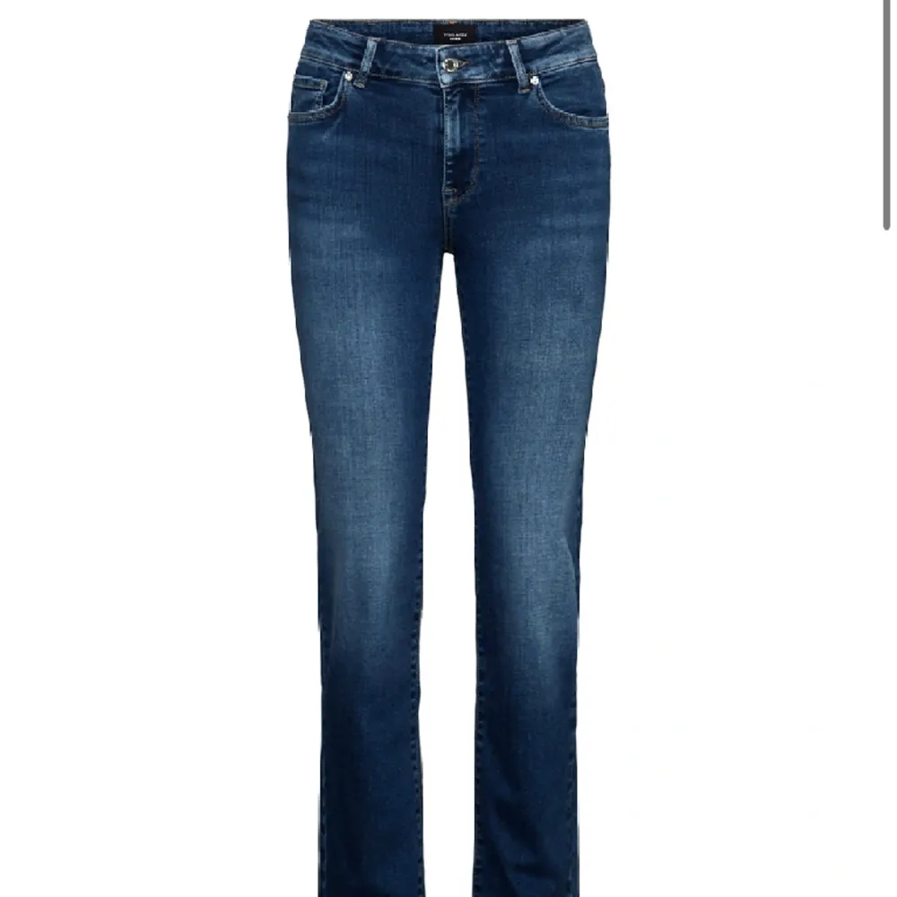 Modellen heter VM DAF, lite rakare i modellen men även lite bootcut! Säljer då de ej används längre. Så fint skick. Köpta för 500. Jeans & Byxor.