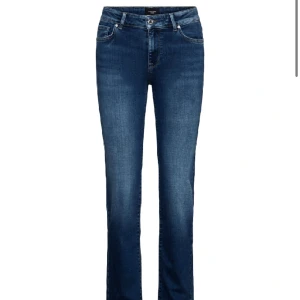 Vero moda jeans  - Modellen heter VM DAF, lite rakare i modellen men även lite bootcut! Säljer då de ej används längre. Så fint skick. Köpta för 500