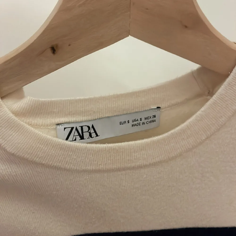 Jättefin vit med mörkblå ränder, stickad t-shirt från zara!! Säljer då den inte kommer till användning längre💞💞. T-shirts.