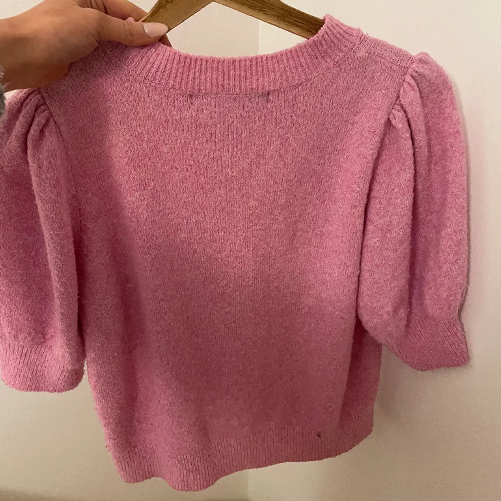 Jättegullig rosa stickad t-shirt från Vero Moda, säljer då den inte kommer till användning💞. T-shirts.