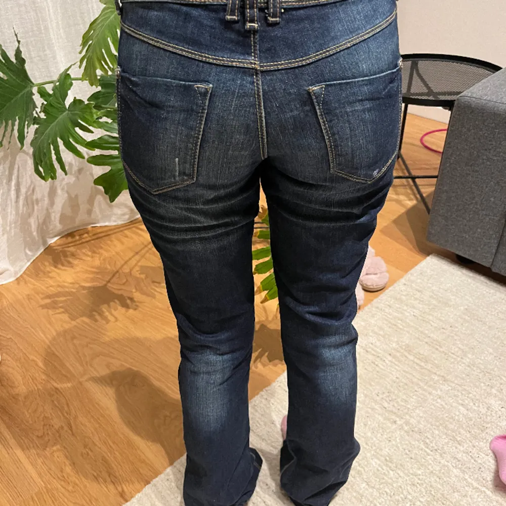 Så snygga vintage jeans med slitningar🔥Jeansen passar storlekar mellan 34/38 och jag är 165 . Jeans & Byxor.