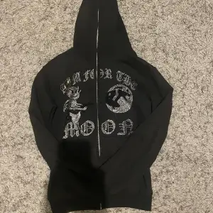 En aim for the mon hoodie i storlek M. Original pris 750. Bra skick. Kom prov för fler bilder