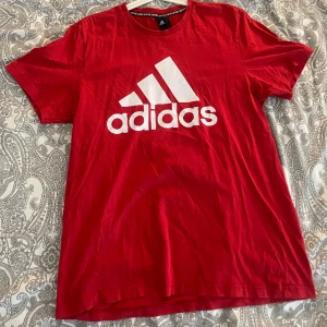 Adidas tröja - Röd adidas t-shirt som är väl använda men ser nästan oanvänd ut. Finns inga brister eller skador då den är väl omhändertagen. 