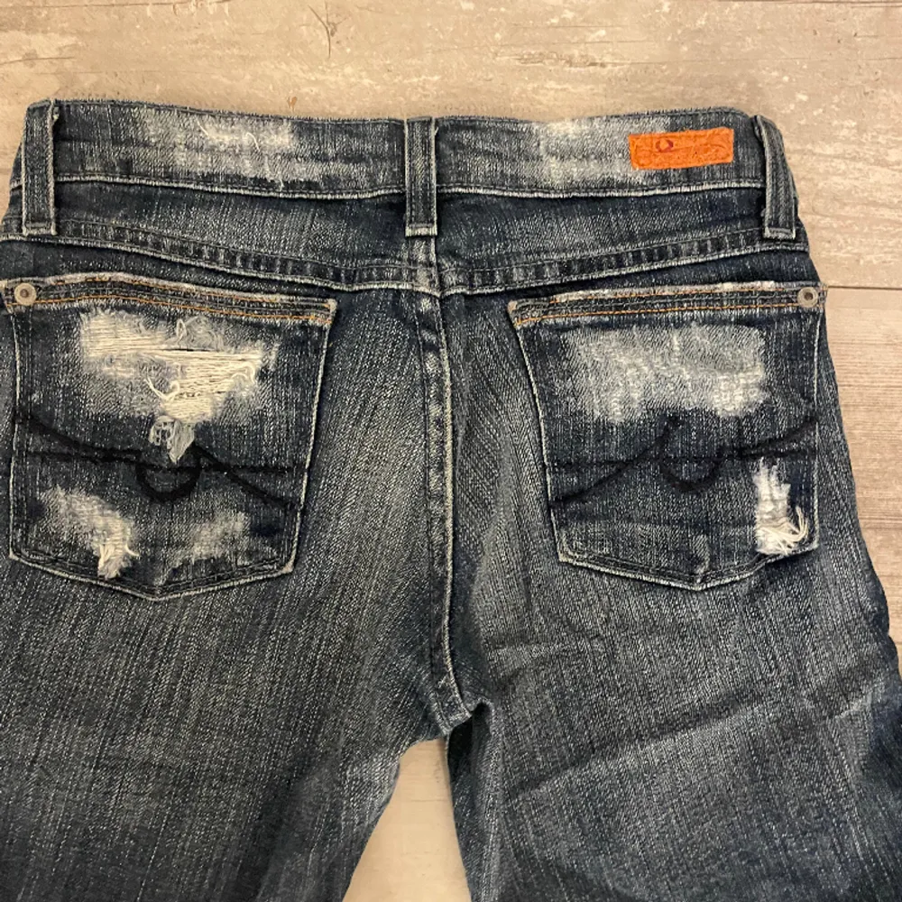 Säljer dessa jättefina lågmidjade flaire jeans med hål. 💕💕 Midjemått: 72 cm Innerbenssöm: 78 cm . Jeans & Byxor.