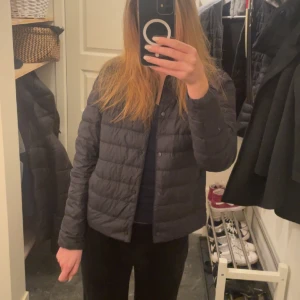 Jacka  - Säljer min jacka från uniqlo då den inte kommer till användning❣️inte använt den mycket alls! Ordinarie pris 799kr