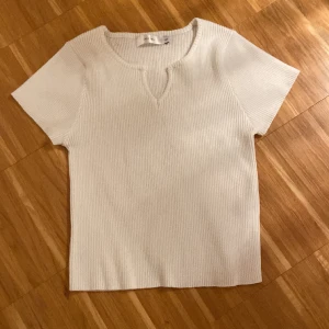 T shirt - Vit t shirt. Använd en gång, stl s