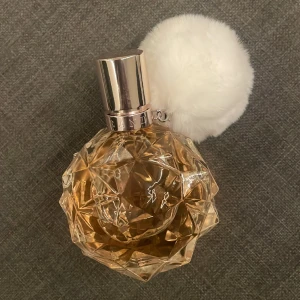  Ariana Grande parfym 100ml - Denna parfymen är väldigt söt och ungdomlig.