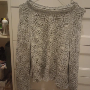 virkad tröja - ljusblå virkad tröja med båtringning