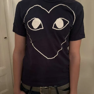 CDG t shirt  - Den här trendiga tröjan köpte jag i Frankrike för ett år sedan. Den börjar bli för liten så måste tyvärr sälja. (Nypris 1200kr)
