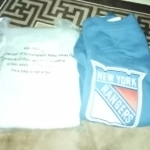 Helt oanvända NYC rangers hoodies - Helt oanvända NYC rangers tröjer! Unisex, ungefär M/L, aldrig använda, säljer eftersom att jag fick dem i present men det är fel lag för mej! Båda för 600, var och en för 350:-