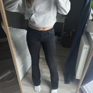 Svarta lågmidjade bootcut jeans - Bootcut jeans, lite slitningar men inget som är alldeles för synligt. Skriv för mer info!