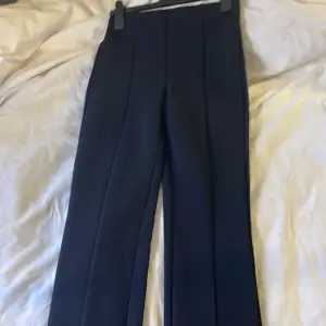 Kostymbyxor från H&M i storlek S💗är jättesnygga och har en liten detalj längst ner på byxorna (på båda sidorna)