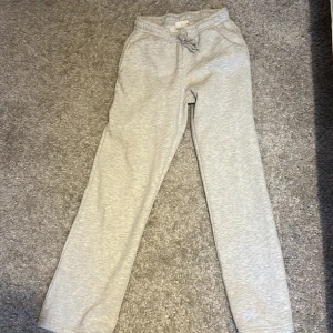 Mjukisbyxor Gina tricot - Fina,sköna basic mjukisbyxor. Low waisted. 