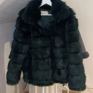 PälsJacka  - säljer denna superfina pälsjackan i mörkgrön, ser superlyxig ut och är i bra skick samt väldigt varm.