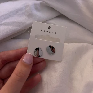 Örhängen  - Helt oanvända pebble mini studs steel från Edblad! Köpta för 300kr🩵 Rostfri stål + nickelsäkert!