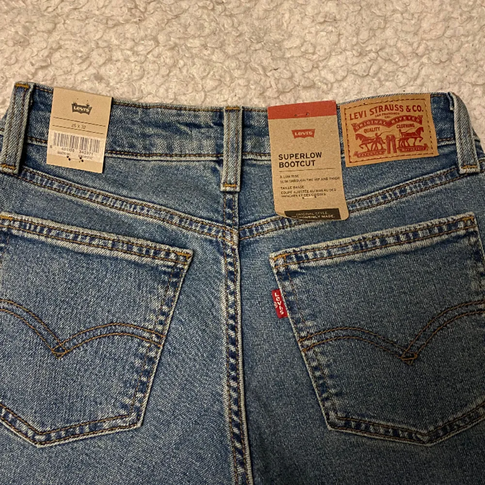 Helt nya jeans i storlek 25x32. Säljer pga att de är lite för korta för mig. Nypris 919kr. Jeans & Byxor.