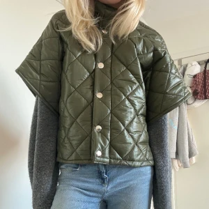 Cape/ poncho  - Såå fin cape/ poncho som jag köpt secondhand så står inget märke men vet att det finns en liknande från h&m som är väldigt populär 