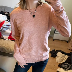 Söt tröja från Vila - ”Stickad” i skönt material som inte kliar🫶 har en likadan i lila, kan sälja båda för 80🫶