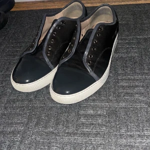 Lanvins Skor - ”Skosnören finns” Hej säljer mina Lanvins, storlek 8. Skick 8.5/10 Skriv för intresse och mera Info!