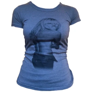 T-shirt - T-shirt med coolt tryck på framsidan, skriv om du har några frågor💕