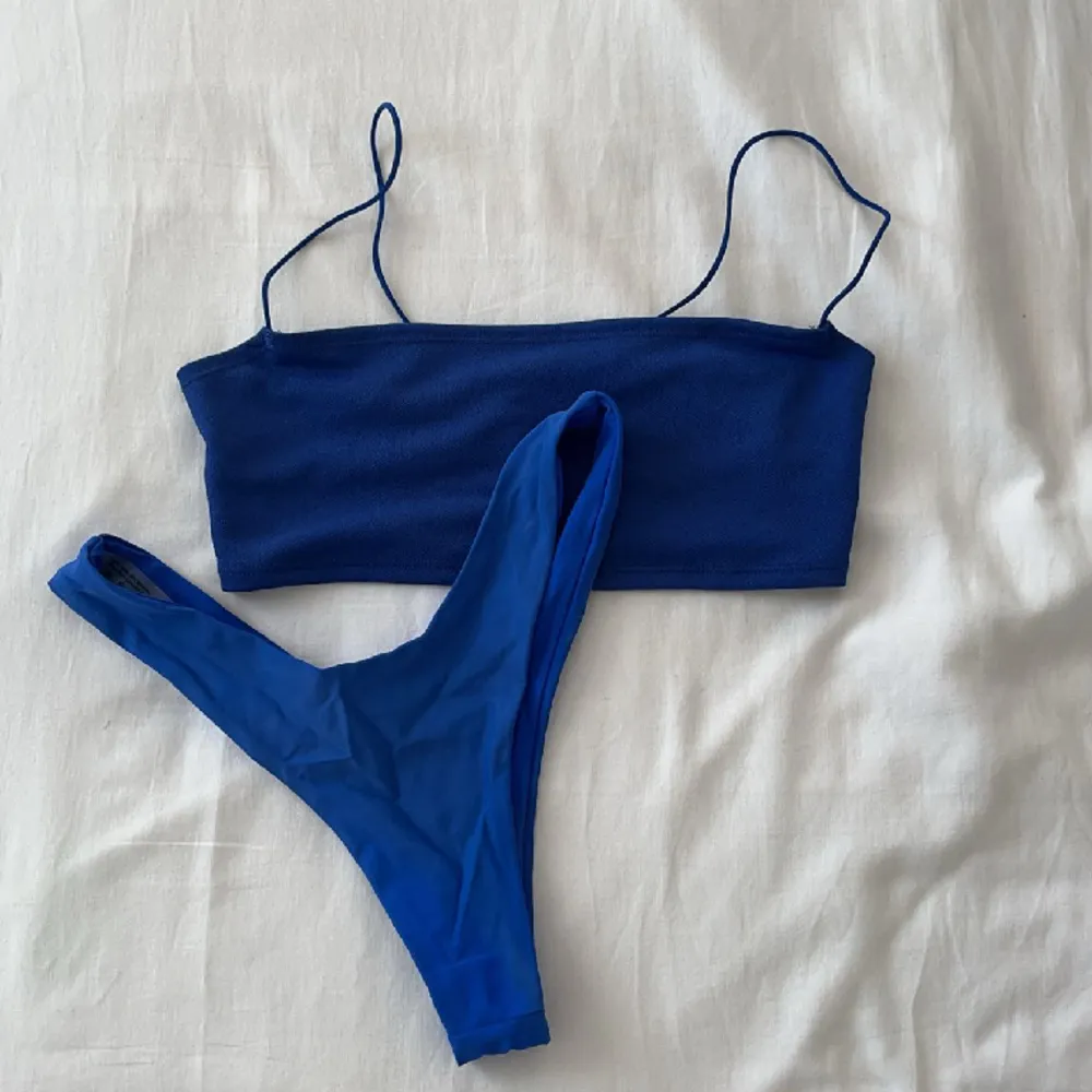 Jätte fint blått bikiniset! Underdelen som man ser är lite blekt men utöver det inga defekter!🫶🏼💘☀️. Muu.